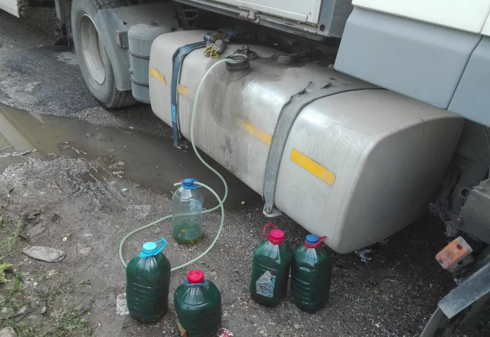 Trei bărbaţi din Satu Mare şi Maramureş au fost prinşi după ce au furat combustibil din mai multe utliaje
