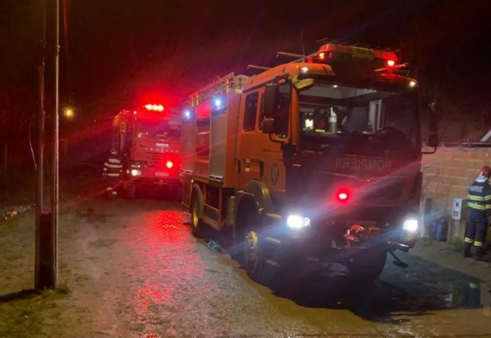 Incendiu noaptea trecută la o casă din Satu Mare! Au intervenit pompierii cu două autospeciale de stingere (FOTO)