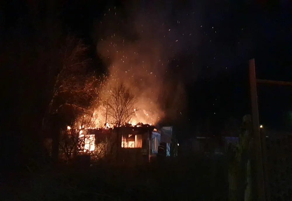 Casă nelocuită din Satu Mare, afectată de un incendiu violent