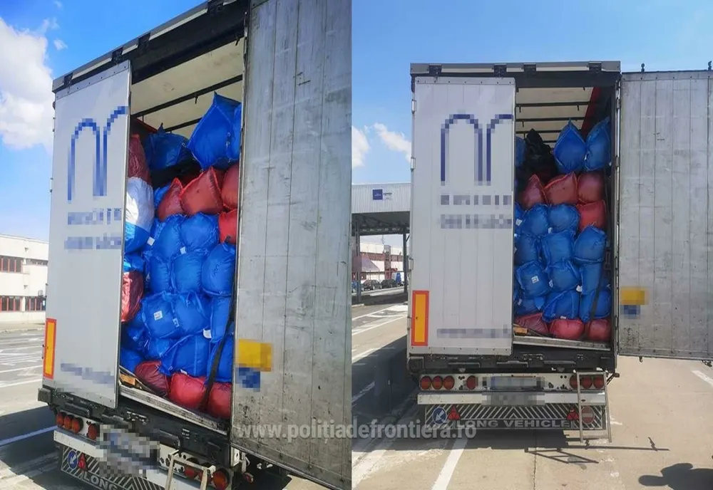 Încă unul! TIR cu 17,5 tone de haine second-hand interzis să intre în România