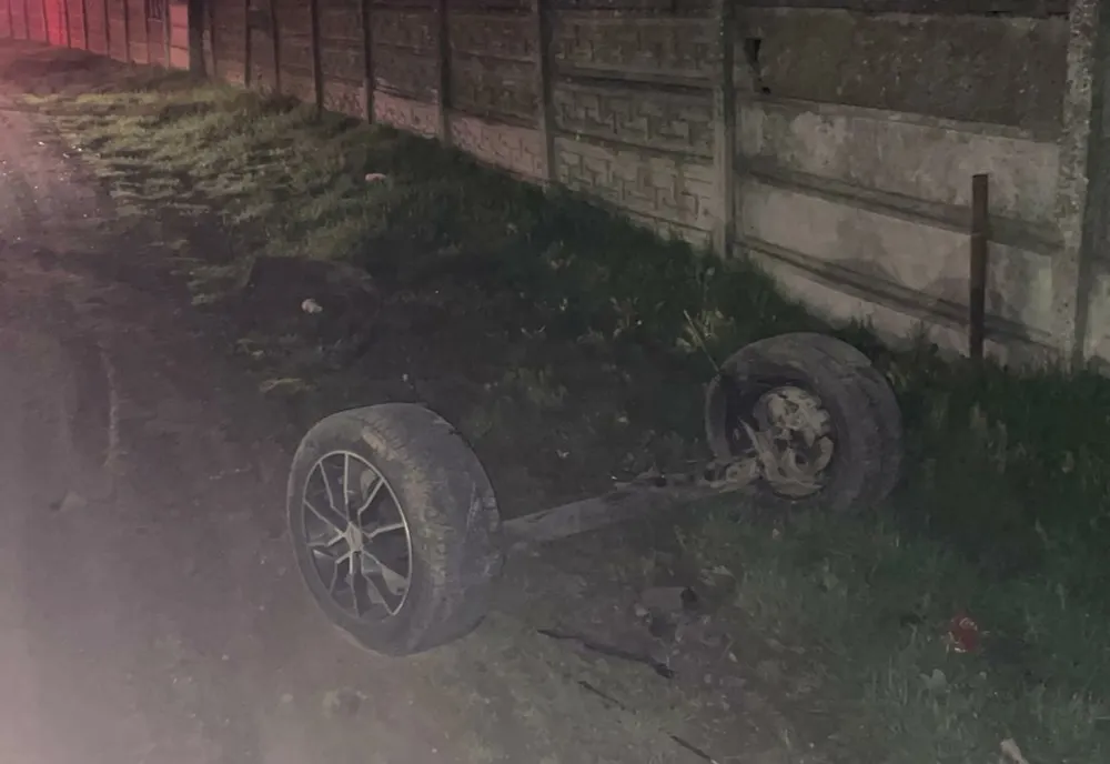 Patru persoane implicate într-un accident în Carei! Roţile maşinii s-au rupt (FOTO)