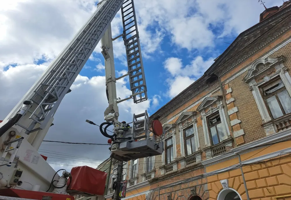 Pericol pe o stradă din Satu Mare! Au căzut bucăţi de tencuială