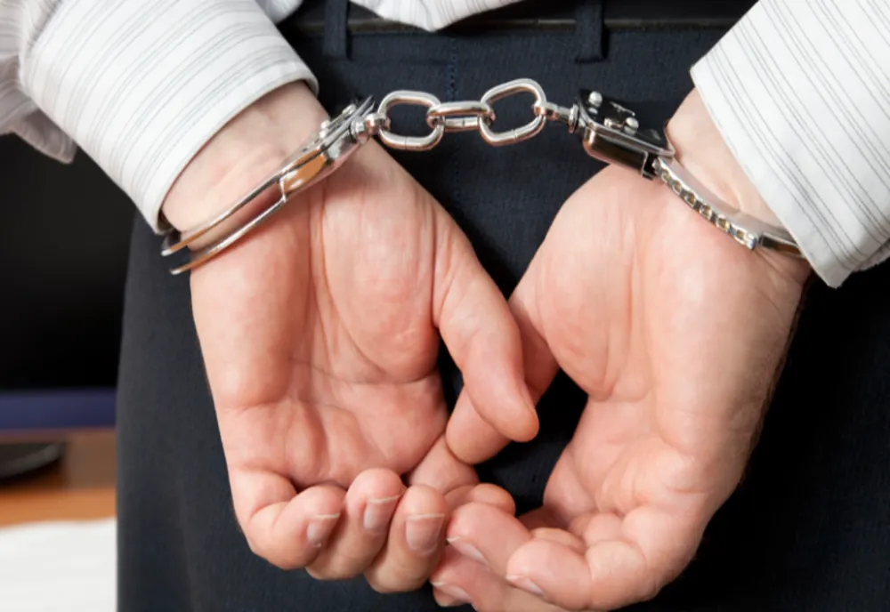 Condamnat la 2 ani și jumătate de închisoare, dus după gratii de polițiști