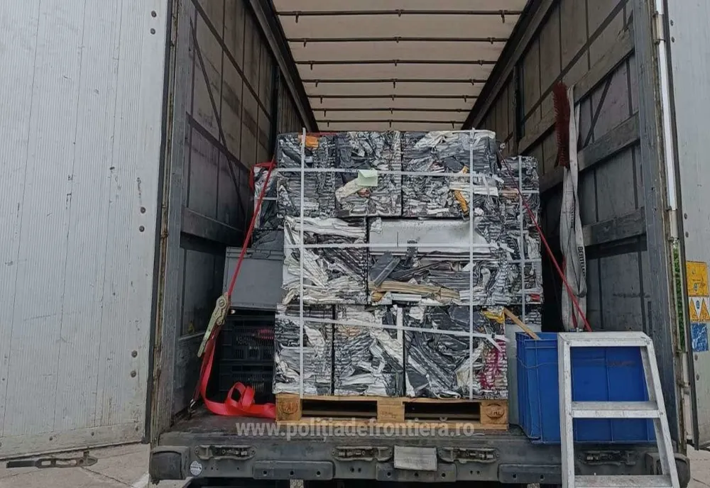Trei automarfare încărcate cu peste 51 tone deșeuri textil și din aluminiu, oprite să intre în țară, în Vama Petea