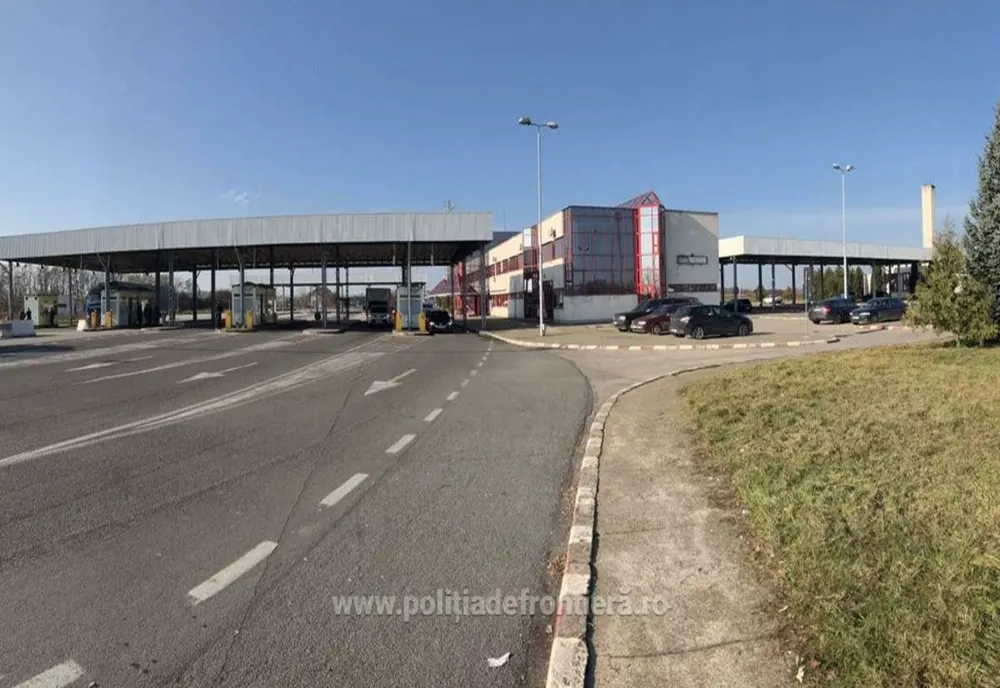 TIR încărcat cu 14 tone de deșeuri, oprit la Vama Petea