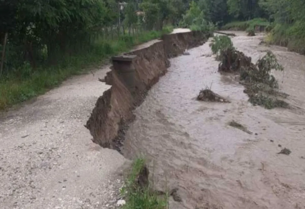 Pericol de inundații în următoarele zile: Coduri portocaliu și galben pe râuri din 3 județe - Prognoza INHGA și HARTA zonelor afectate