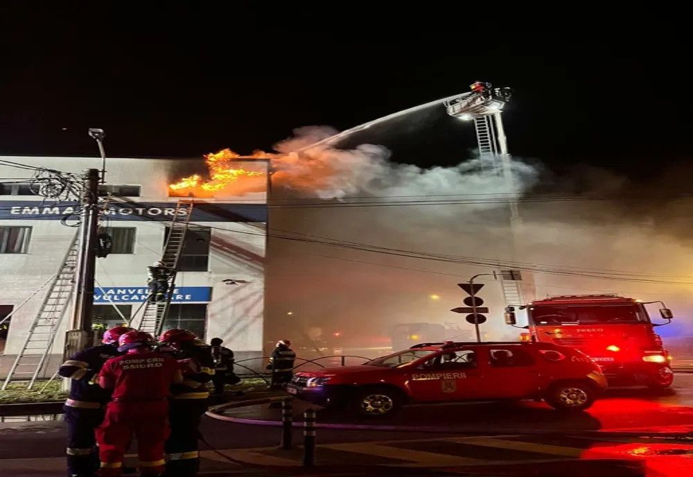 Incendiu violent la un service din Satu Mare! din cauza unui trăsnet! Pagubele sunt uriașe