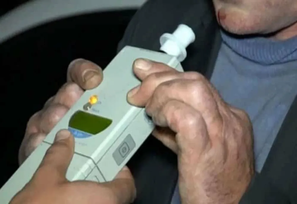 Halucinant: fără permis la volan și cu sticla de bere în mână