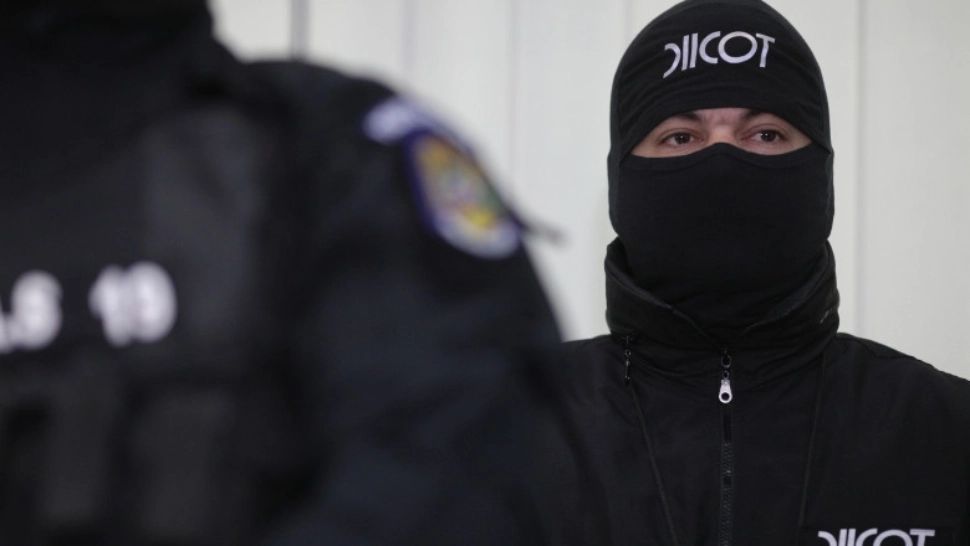 Polițiști și vameși, săltați de DIICOT într-un dosar uriaș de contrabandă cu 137 de percheziții