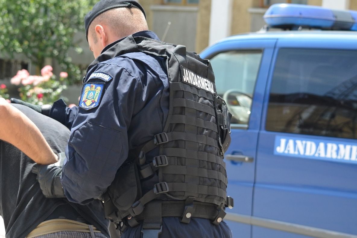 Bătaie în plină stradă între romi cu bâte şi cuţite, în Satu Mare. Au intervenit mascații