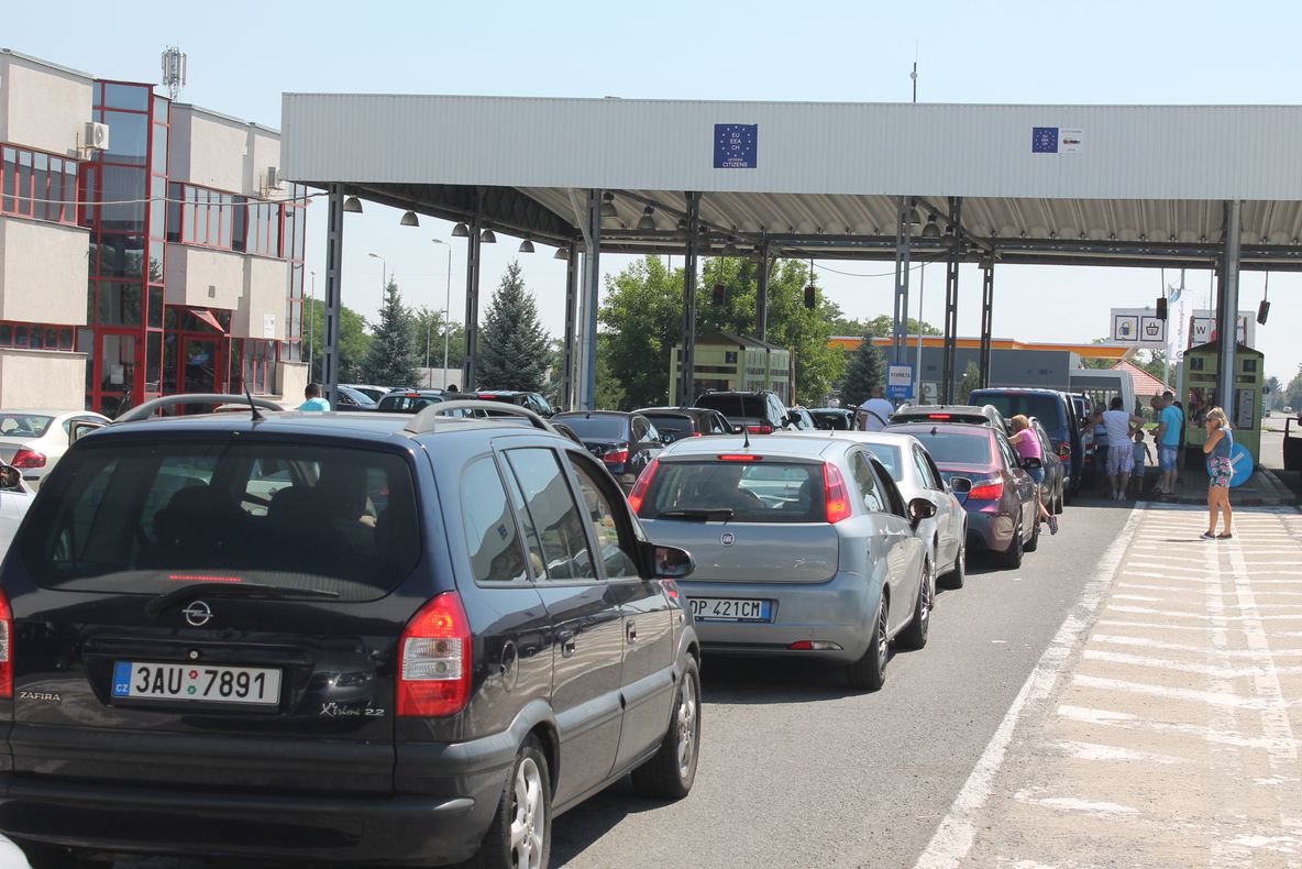 Vămile Petea și Urziceni, sufocate în weekend