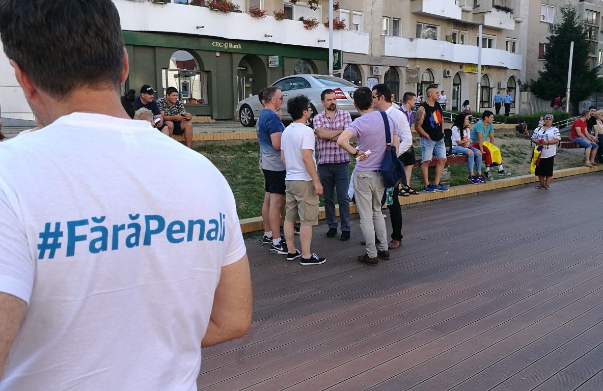 Protest în centrul Sătmarului. Protestatarii au făcut un lanț uman în fața Palatului de Justiție