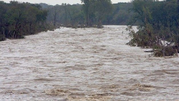 Tractor căzut în râul Crasna. Șoferul e de negăsit