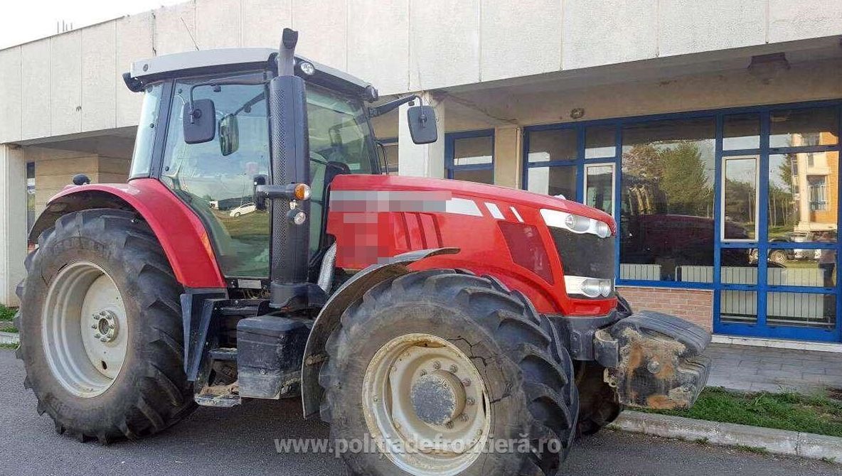 Tractor de zeci de mii de lei confiscat de polițiști în Vama Petea
