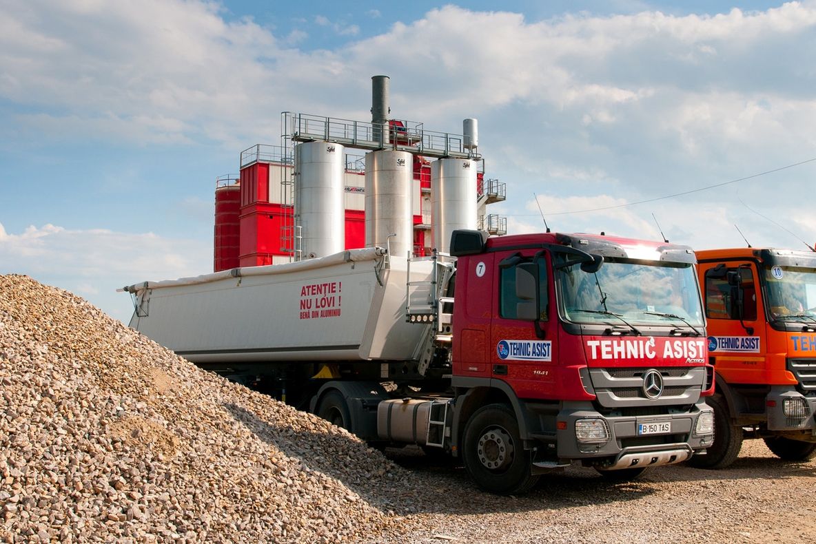 Un bărbat a murit strivit în curtea stației de asfalt Tehnic Asist din Odoreu