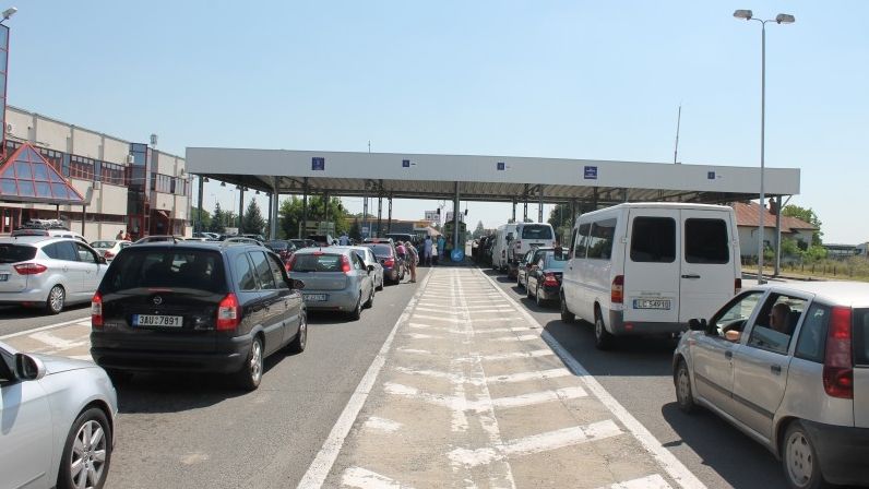 Aglomeraţie în Vama Petea. Șoferii de TIR așteaptă peste 120 de minute să iasă din țară