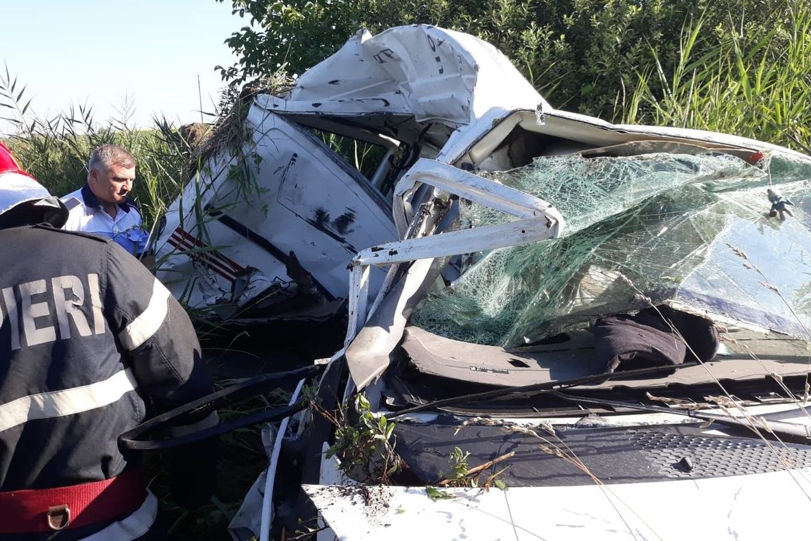 Accident feroviar mortal în Domănești. Un tren a lovit un microbuz