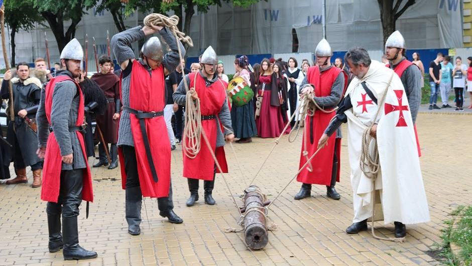 Domnițe și cavaleri medievali au defilat pe străzile Sătmarului