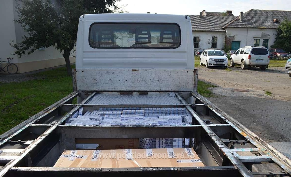 Polițiștii au oprit în trafic un sătmărean care conducea o autoutilitară plină cu țigări de contrabandă