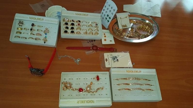 Bijuterii de contrabandă puse la vânzare pe o stradă din Satu Mare