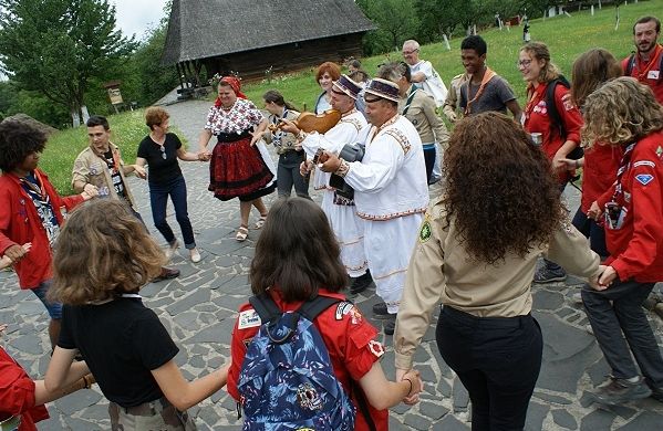 Cercetași francezi la Muzeul în Aer Liber al Țării Oașului