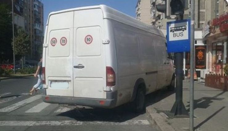 Sătmăreancă lovită de o dubă, în timp ce se afla pe trotuar