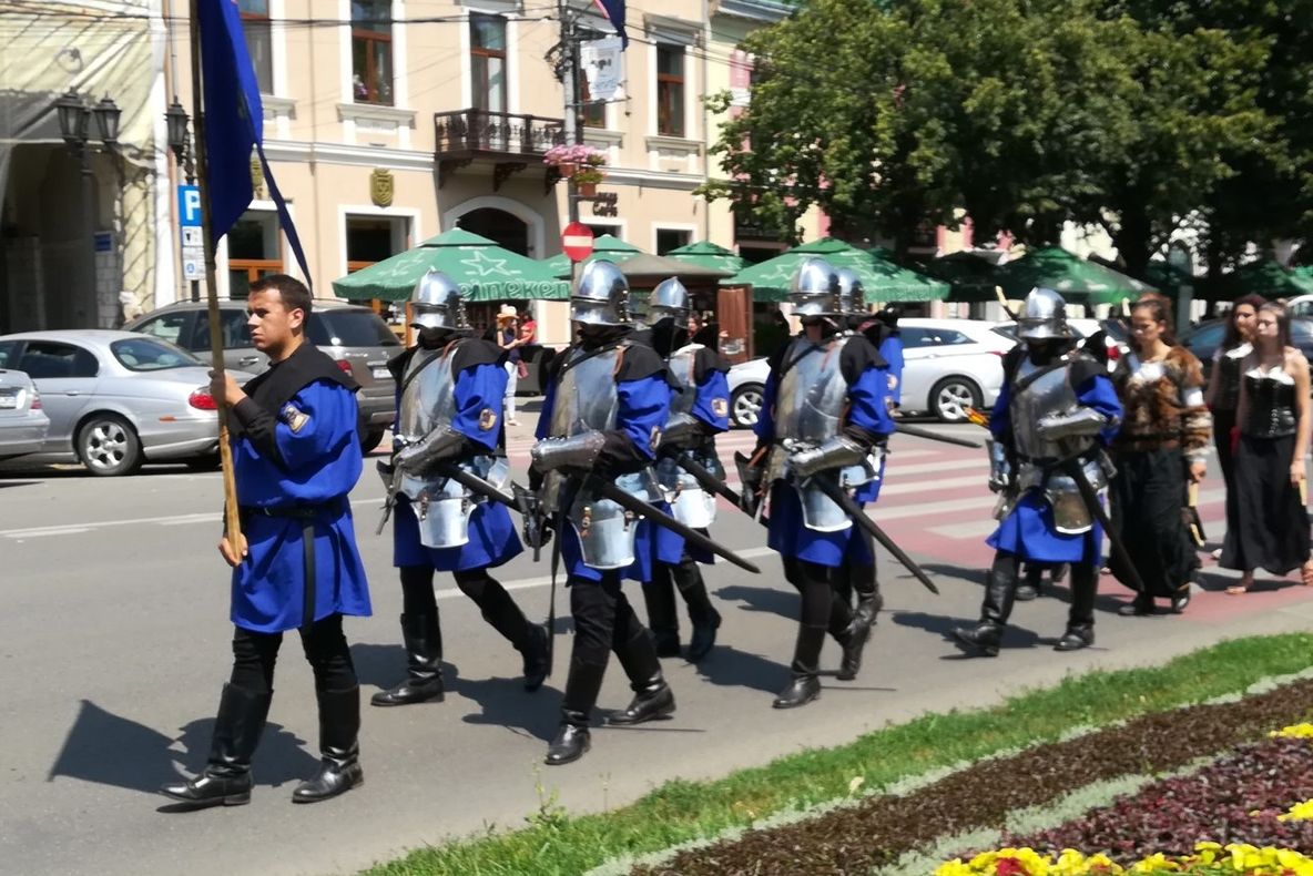Zeci de cavaleri și domnițe vor defila în Satu Mare. Mâine începe Festivalul Medieval