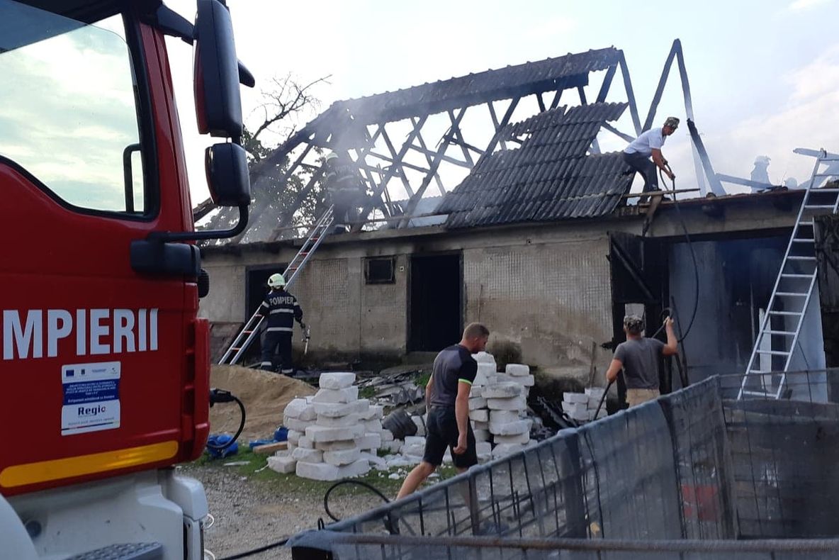 Incendii produse la două anexe gospodărești din Oar și Târșolț