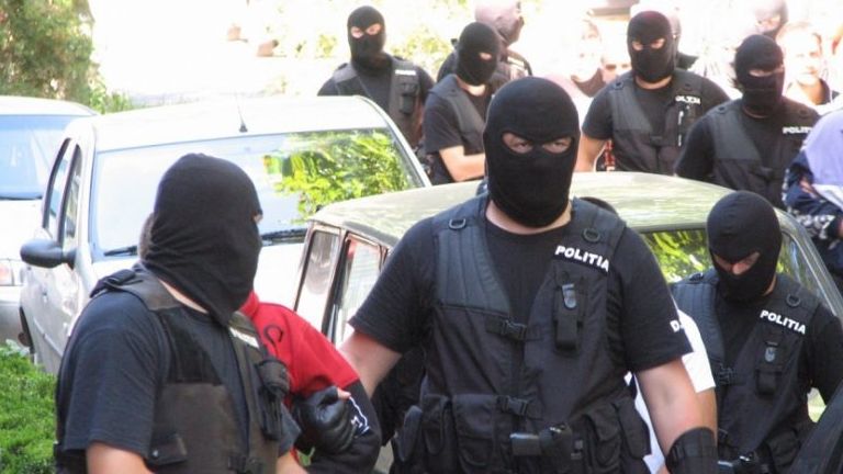 Contrabandist de țigări, prins în flagrant în timpul unei descinderi a mascaților