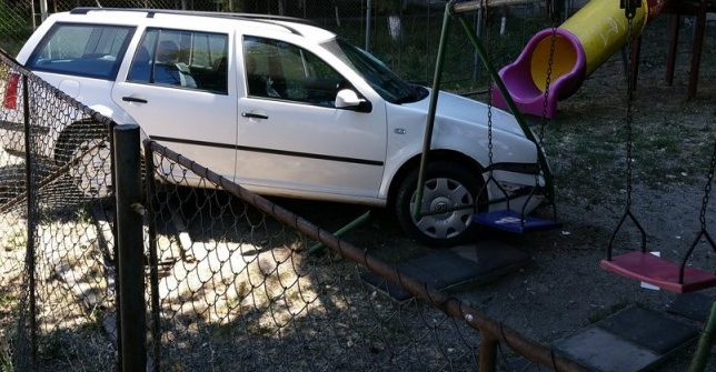 Fără permis, un tânăr, de 18 ani, a intrat cu mașina într-un parc