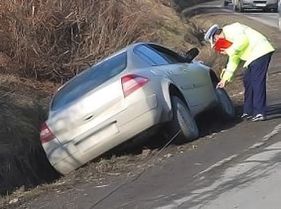 Un tânăr a intrat cu maşina în şanț