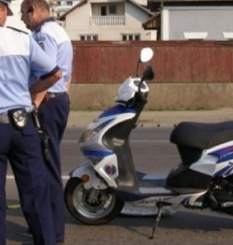 Nu a respectat indicatorul “Oprire” şi a intrat în plin într-un moped