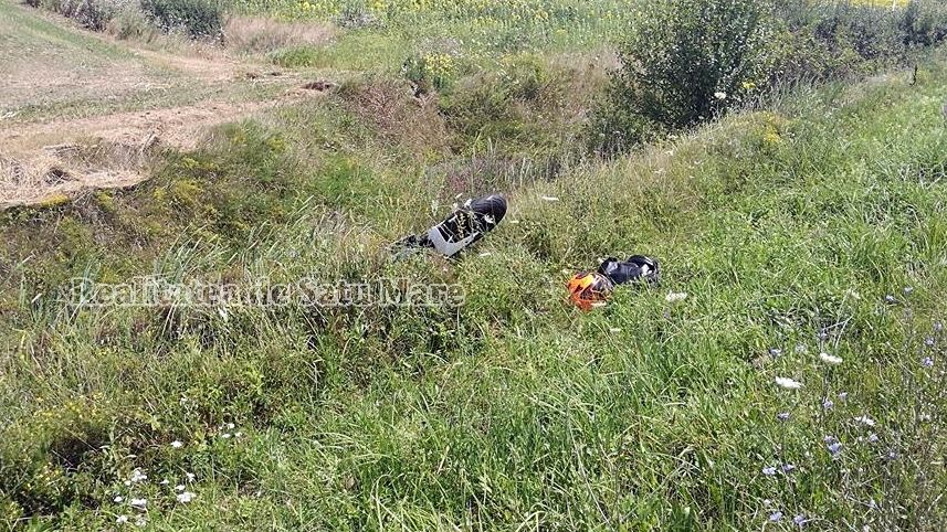 Un motociclist a ajuns în șanț, după ce a fost șicanat în trafic