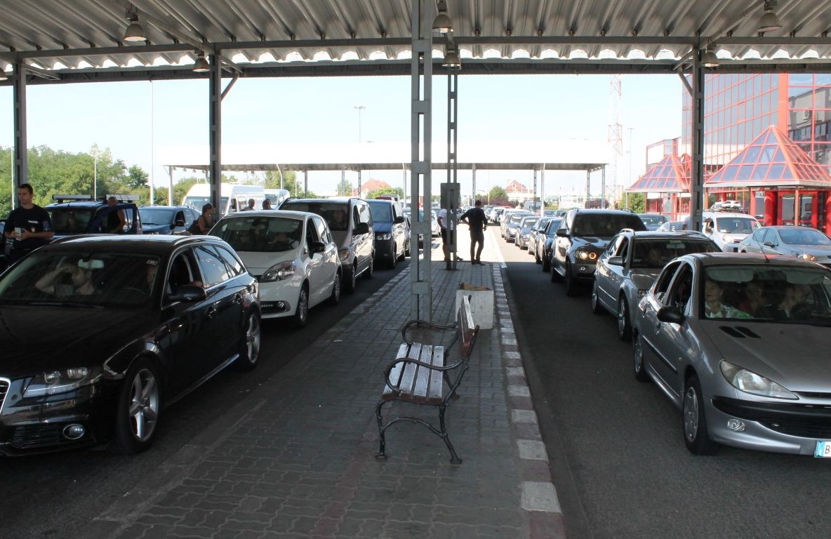 Aglomerație la Vama Petea. Sătmărenii pleacă în vacanță