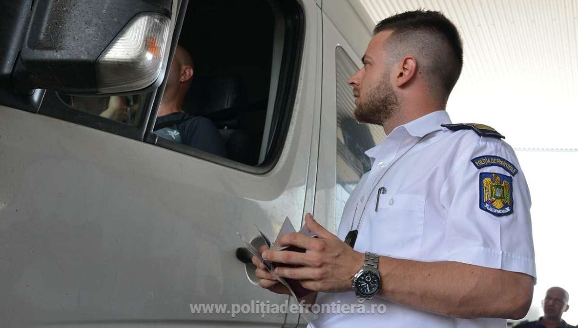 S-au prezentat cu documente false la vama Petea