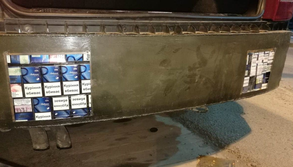 Țigări ascunse într-un autoturism, descoperite la PTF Halmeu