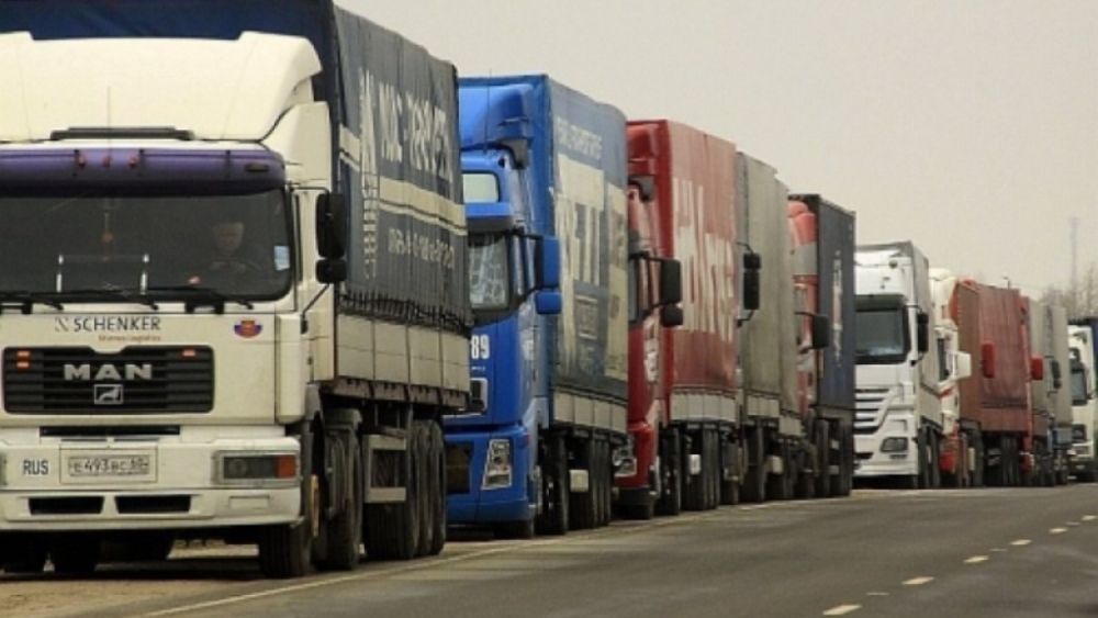 Aglomerație în vămile Petea și Halmeu. Șoferii de TIR așteaptă chiar și 120 de minute să iasă din țară