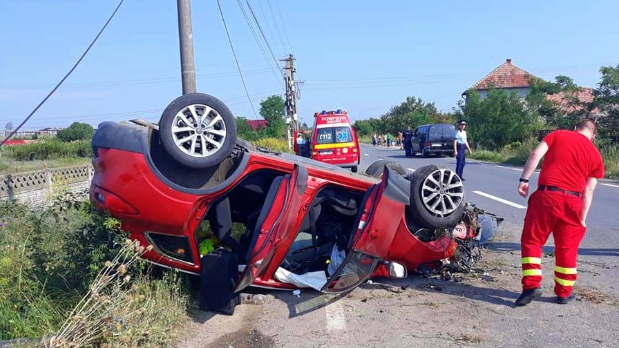 Accident în Supur. O mașină s-a răsturnat