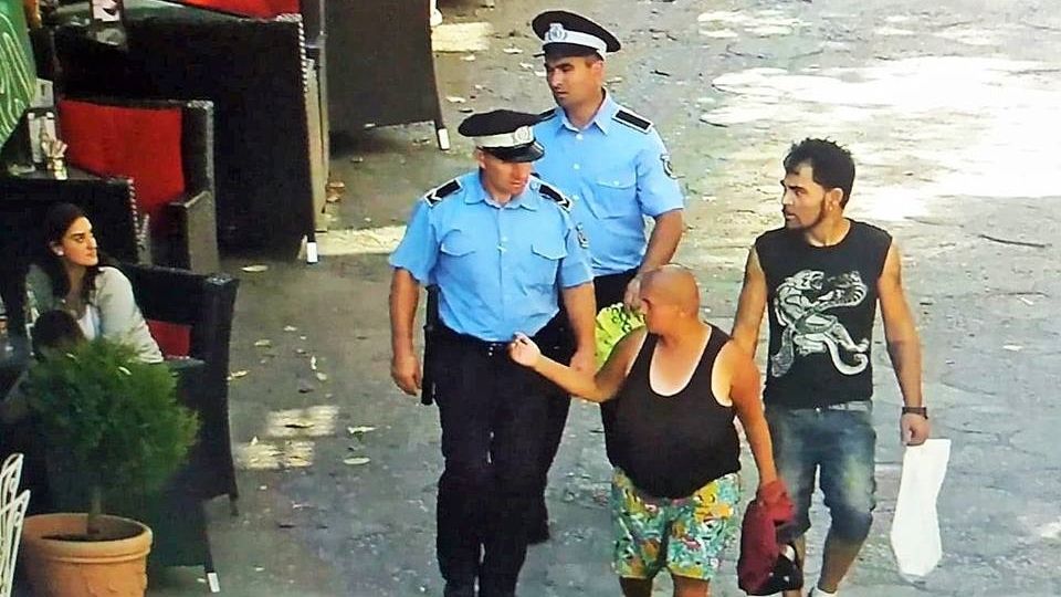 Cerșetoarea agresivă a ”evadat” de la Psihiatrie. Ridicată din nou de oamenii legii