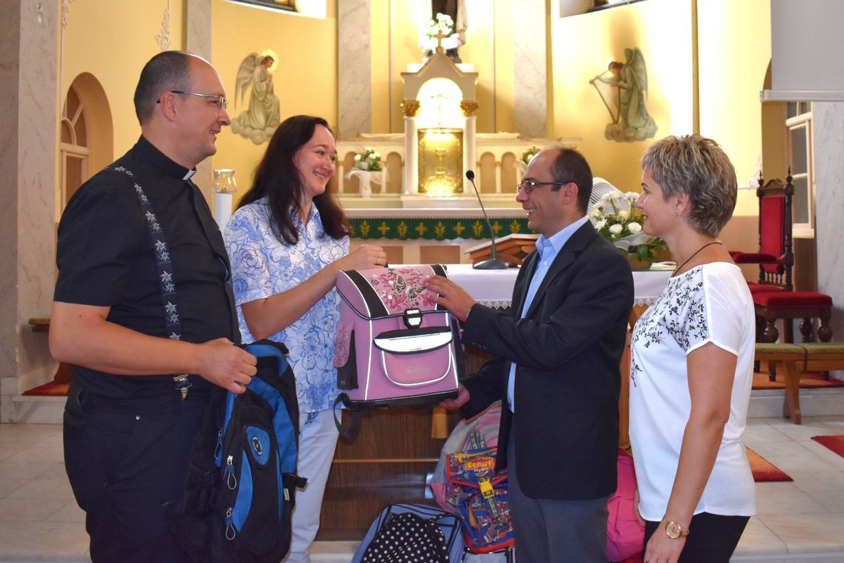 Peste 80 de copii vor primi ghiozdane gratuite, mulțumită campaniei Caritas