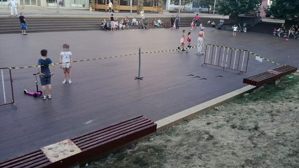 Acte de violență în centrul Sătmarului, urmate de încătușarea unei femei sub privirea a zeci de copii