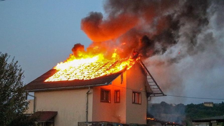 Incendiu lângă ștrandul Tășnad. O pensiune a luat foc