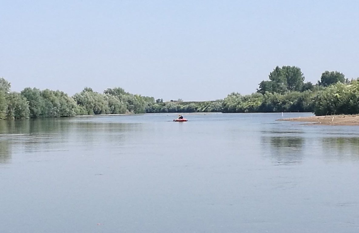 Un sătmărean, salvat de la înec de pompieri. Un tânăr a murit înecat, iar un altul este căutat și în aceste momente