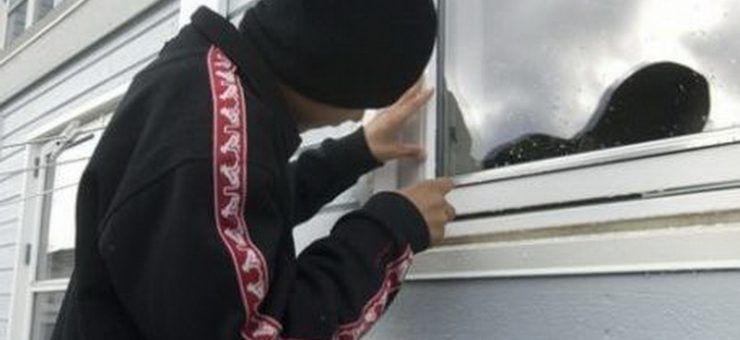 Hoț la 13 ani. A furat bani din locuința unei tășnădence