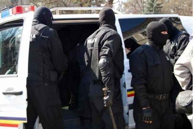 Percheziții la persoane bănuite de înșelăciune și fals informatic