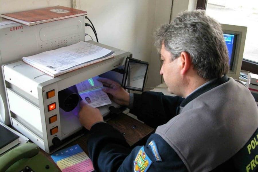 Trei permise de conducere false, descoperite la vama Petea