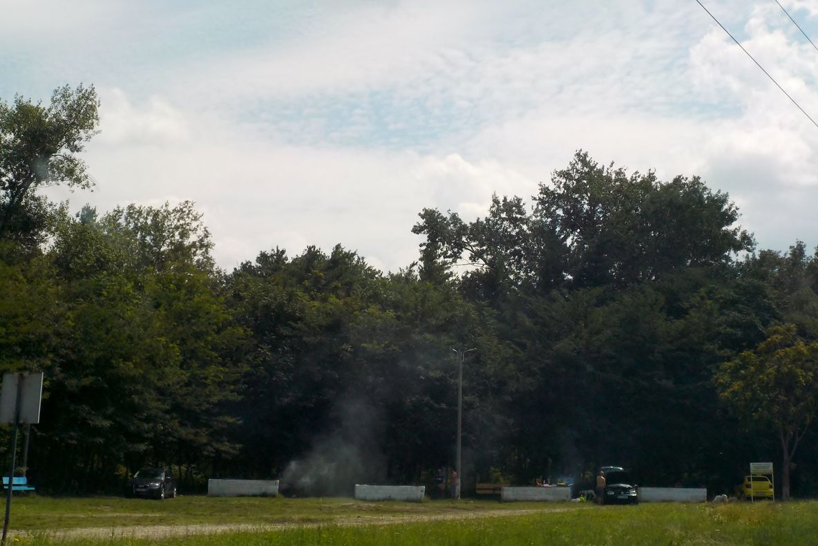 O zonă de picnic din Satu Mare, distrusă și incendiată de trei adolescenți