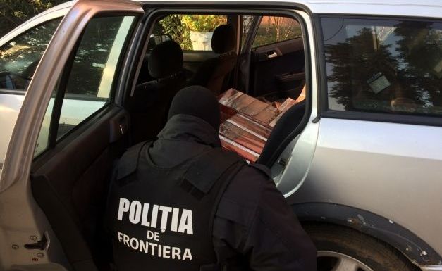 Aproape 200 pachete de țigări, descoperite într-un autoturism
