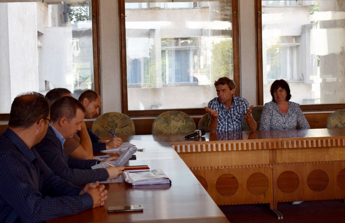 Deranjați de gălăgie, mai mulți cetățeni au reclamat la prefect un bar din Dara