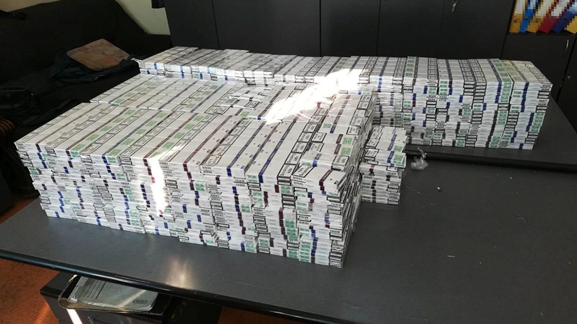 Țigări ascunse în podeaua unui autoturism, descoperite la PTF Halmeu